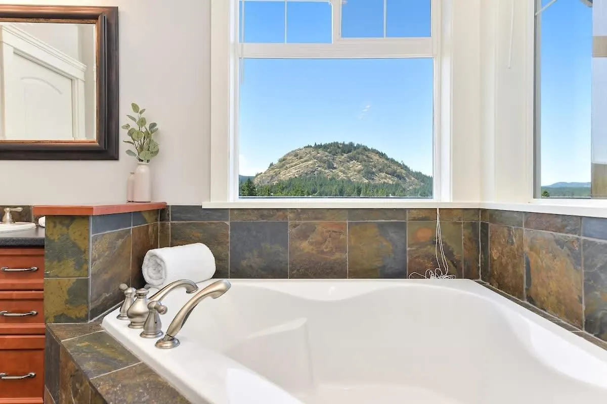 Mount Finlayson View Villa Victoria 0*,  Canada